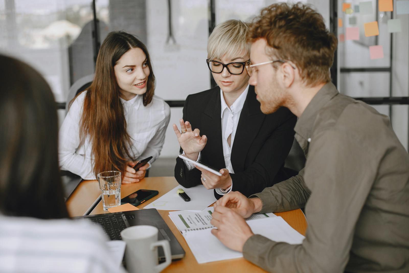 Trois collaborateurs en debrief post-formation autour dune table