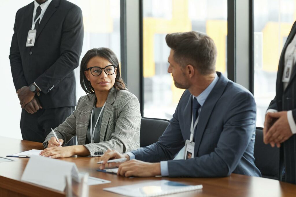 Dirigeants de PME en échange sur un projet de formation commerciale