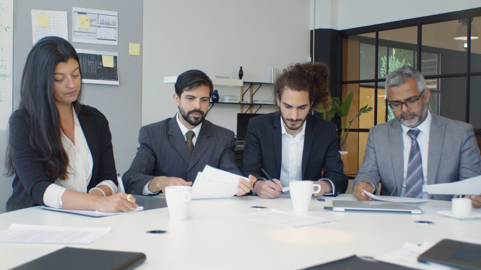 Session de formation commerciale en salle avec quatre participants autour dune table